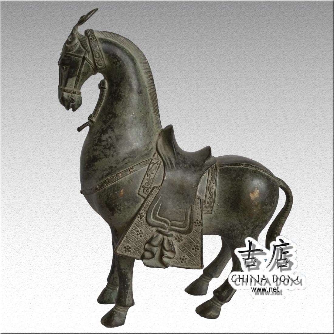 Китайские лошадки. Бронзовый конь династии Хань. Лошадь династии Тан. Фигурка лошади Китай. Бронзовая статуэтка лошади.